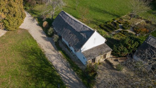 Außergewöhnliches, diskretes Anwesen im traditionellen Stil mit Panormablick und großem Grundstück am Nordufer des Balaton (AAA-33768) (33768)
