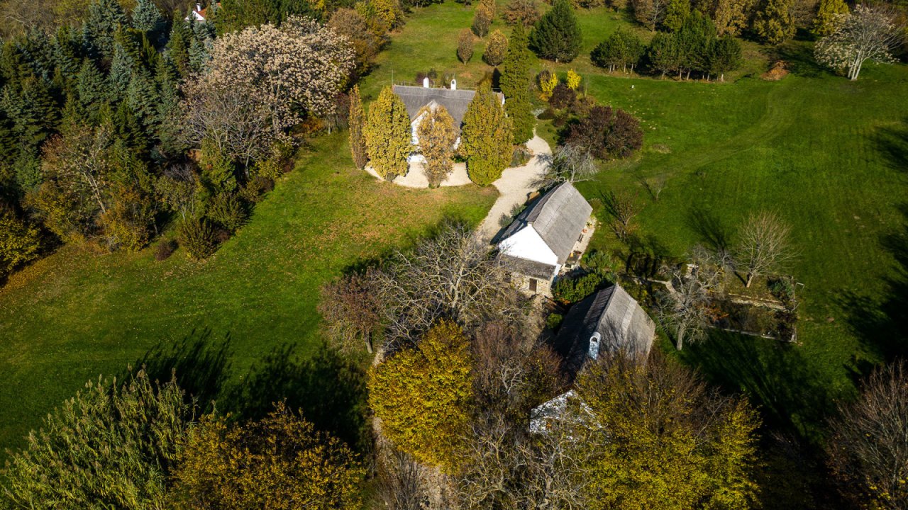 Außergewöhnliches, diskretes Anwesen im traditionellen Stil mit Panormablick und großem Grundstück am Nordufer des Balaton (AAA-33768) (33768)