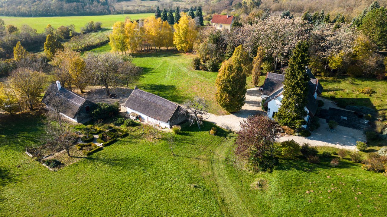 Außergewöhnliches, diskretes Anwesen im traditionellen Stil mit Panormablick und großem Grundstück am Nordufer des Balaton (AAA-33768) (33768)