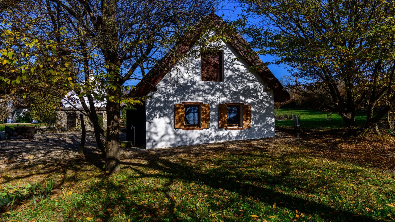 Außergewöhnliches, diskretes Anwesen im traditionellen Stil mit Panormablick und großem Grundstück am Nordufer des Balaton (AAA-33768) (33768)