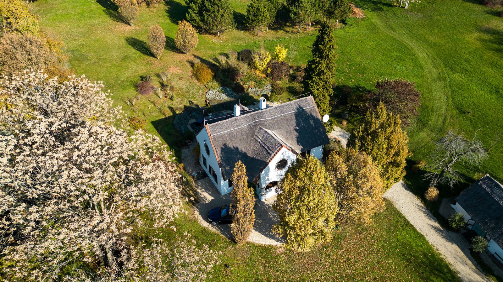Außergewöhnliches, diskretes Anwesen im traditionellen Stil mit Panormablick und großem Grundstück am Nordufer des Balaton (AAA-33768)