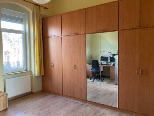 Hof mit 3 Wohnhäusern und Nebengebäuden sowie 8,3 ha Land (ANZ414)