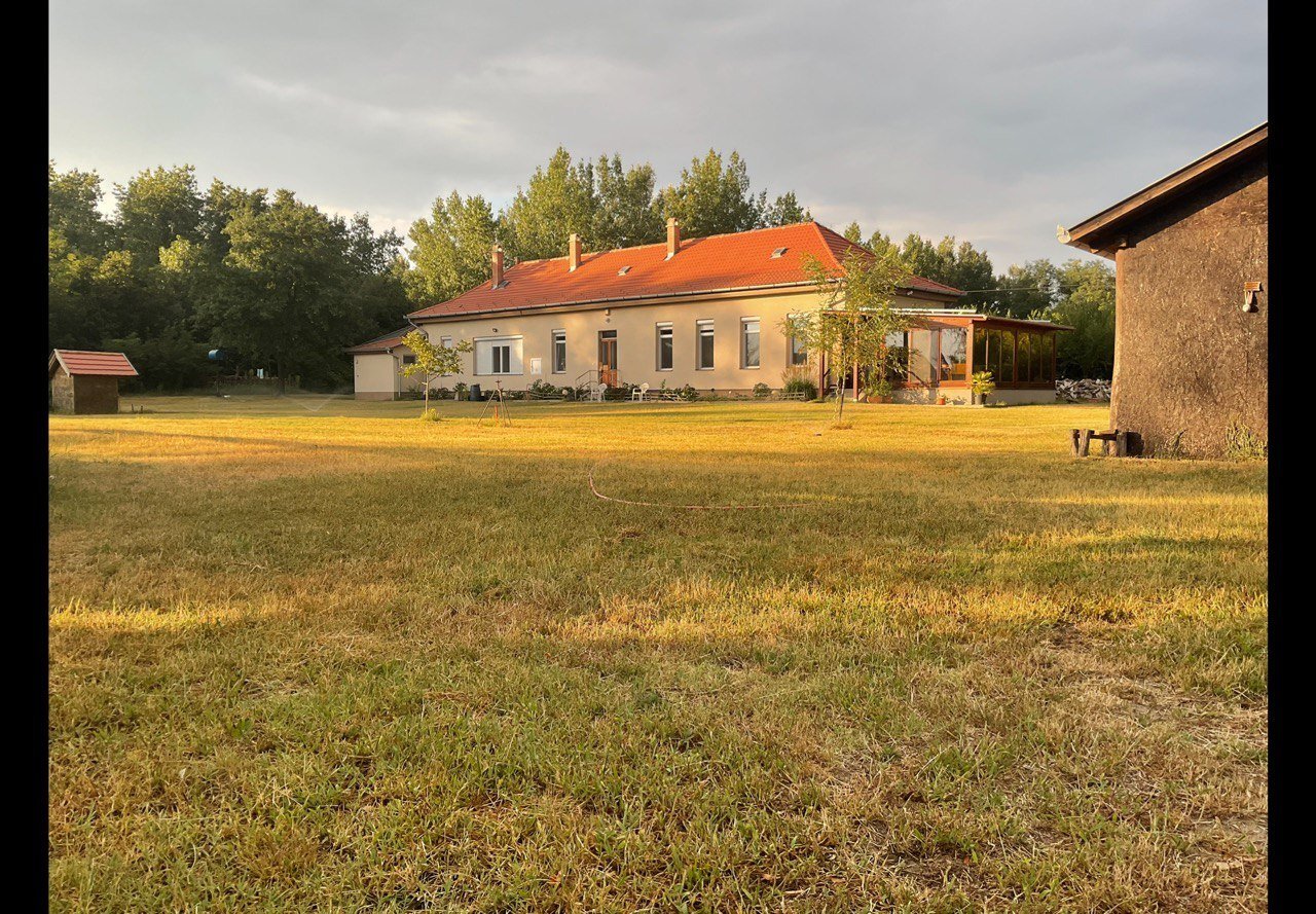 Hof mit 3 Wohnhäusern und Nebengebäuden sowie 8,3 ha Land (ANZ414)