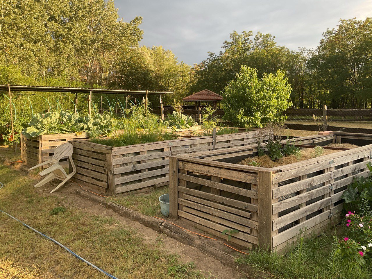 Hof mit 3 Wohnhäusern und Nebengebäuden sowie 8,3 ha Land (ANZ414)