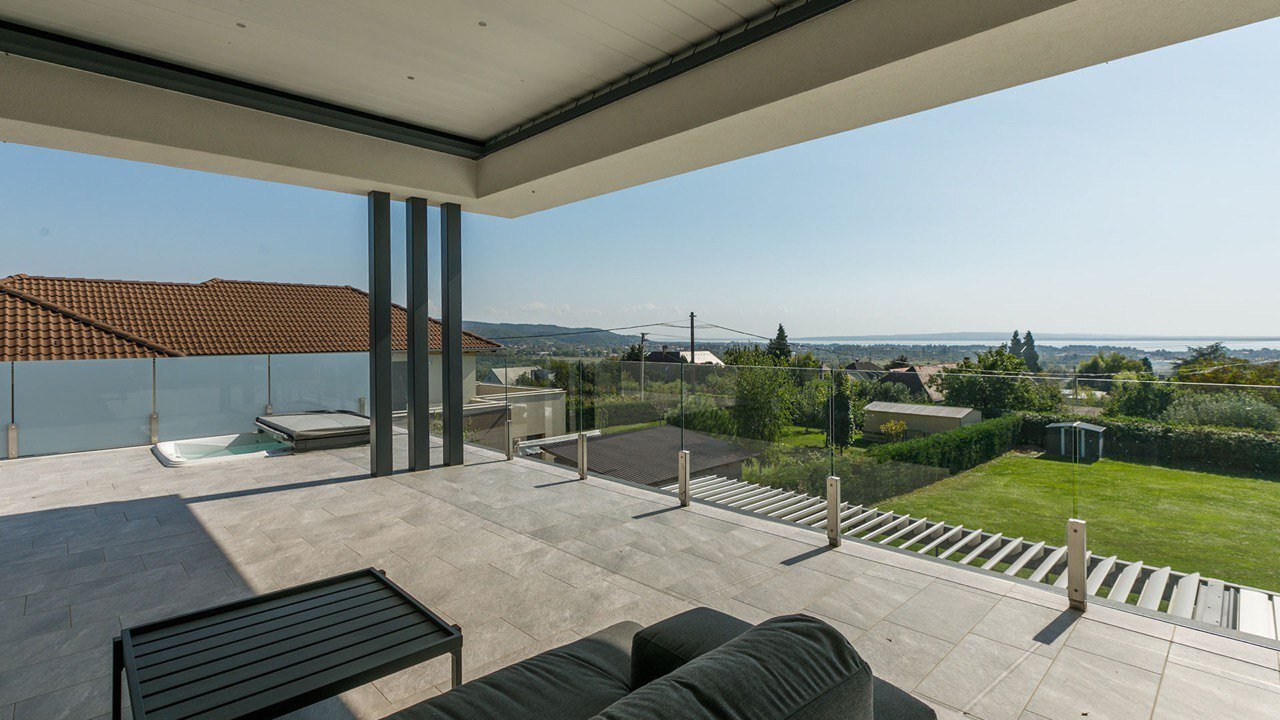 Außergewöhnliche Neubau-Villa mit Seeblick am Nordufer des Balaton