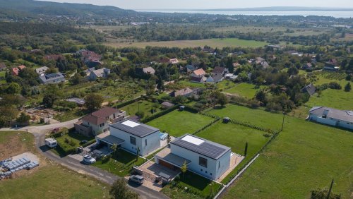 Außergewöhnliche Neubau-Villa mit Seeblick am Nordufer des Balaton (33434)