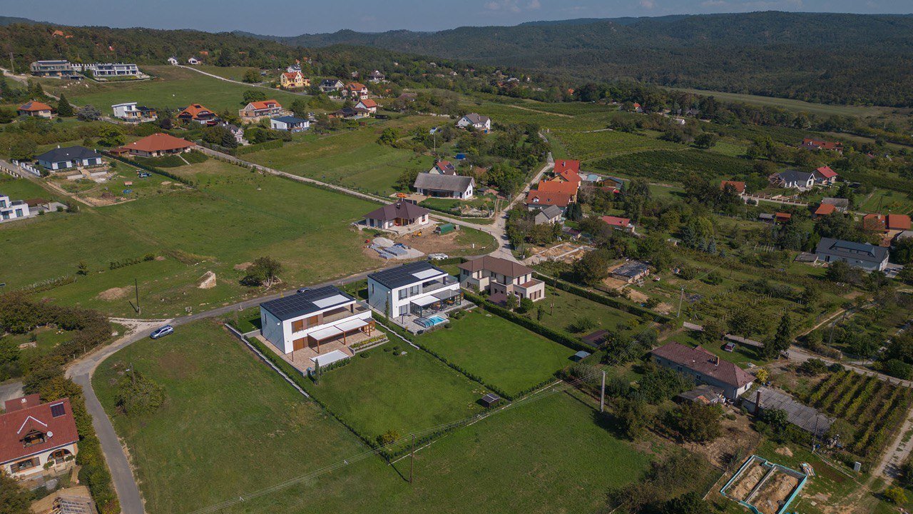 Außergewöhnliche Neubau-Villa mit Seeblick am Nordufer des Balaton (33434)
