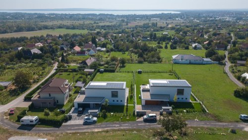Außergewöhnliche Neubau-Villa mit Seeblick am Nordufer des Balaton (33434)