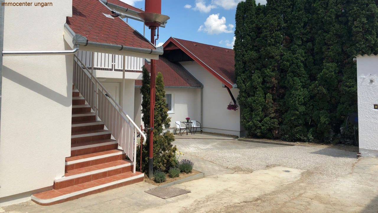 Renoviertes Mehrfamilienhaus mit 7 Wohneinheiten in Héviz (33092-2)