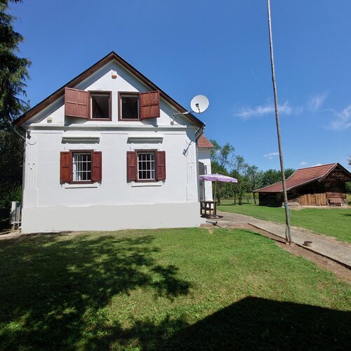 Renoviertes Herrenhaus mit großem Grundstück, ideal für Pferdebesitzer &amp; Ruhesuchende (HCM112-3)