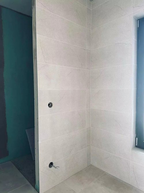 Stilvoller Neubau am Rande des berühmten Golfplatzes (AAA) (IB50701) — Edle Duschkabine mit hochwertiger Naturstein-Optik - Exklusive Wellness-Oase wartet auf Sie!