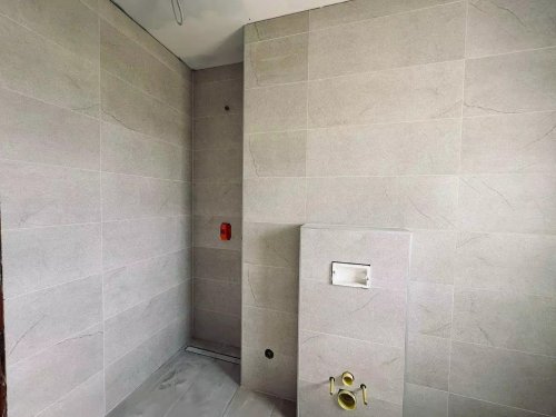 Stilvoller Neubau am Rande des bertühmten Golfplatzes (AAA) (IB50704) — Exklusive Dusche mit Design-Wanneneinbau und hochwertiger Wandverfliesung - Luxus-Badezimmergestaltung auf höchstem Niveau!