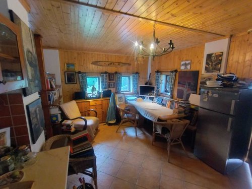 (AAA) Alleinlage an der österreichischen Grenze: Traditionelles Landhaus mit 1,5 Ha Land (RV001)