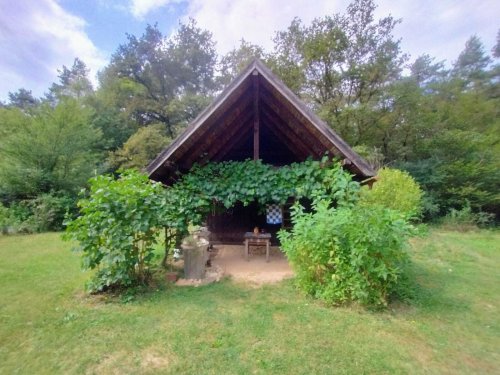 (AAA) Alleinlage an der österreichischen Grenze: Traditionelles Landhaus mit 1,5 Ha Land (RV001)