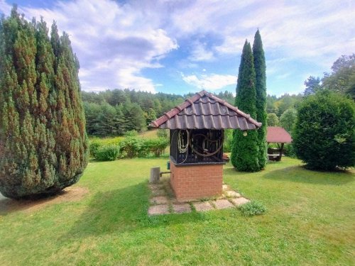 (AAA) Alleinlage an der österreichischen Grenze: Traditionelles Landhaus mit 1,5 Ha Land (RV001)