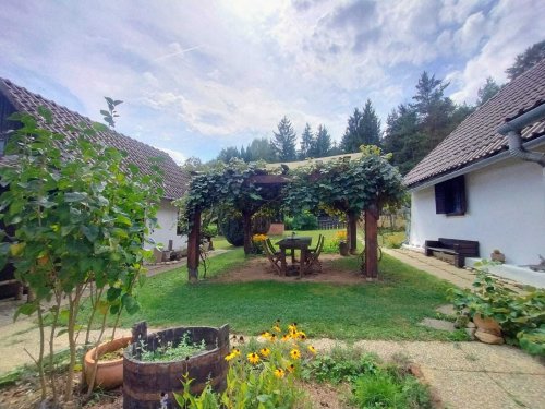 (AAA) Alleinlage an der österreichischen Grenze: Traditionelles Landhaus mit 1,5 Ha Land (RV001)