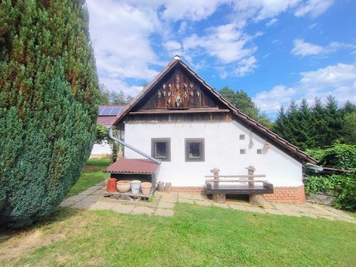 (AAA) Alleinlage an der österreichischen Grenze: Traditionelles Landhaus mit 1,5 Ha Land (RV001)