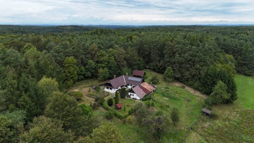 (AAA) Alleinlage an der österreichischen Grenze: Traditionelles Landhaus mit 1,5 Ha Land (RV001)