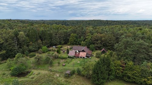 (AAA) Alleinlage an der österreichischen Grenze: Traditionelles Landhaus mit 1,5 Ha Land (RV001)