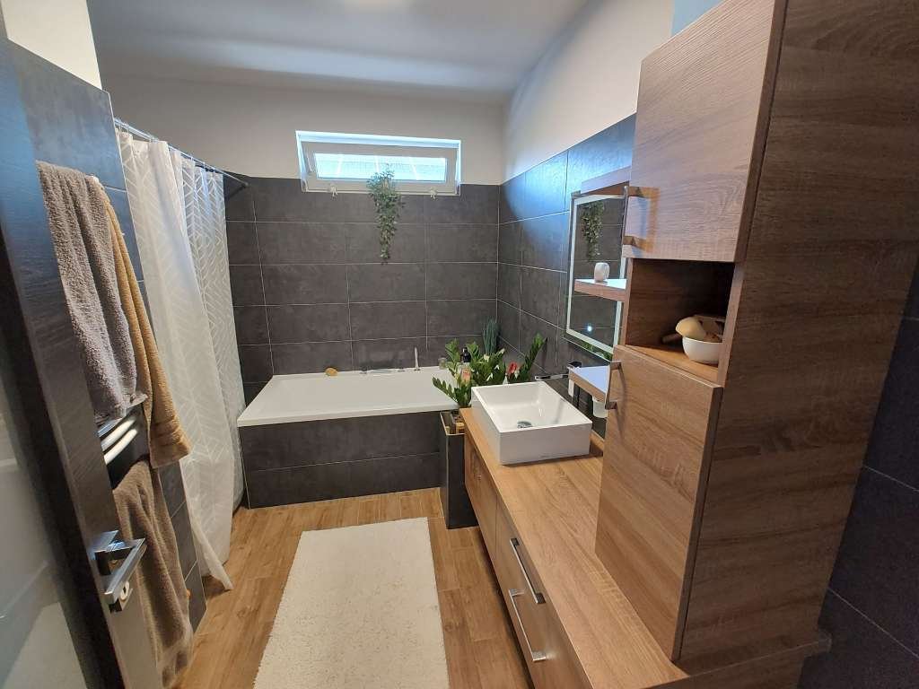 Moderner Bungalow mit Doppelgarage in Ják