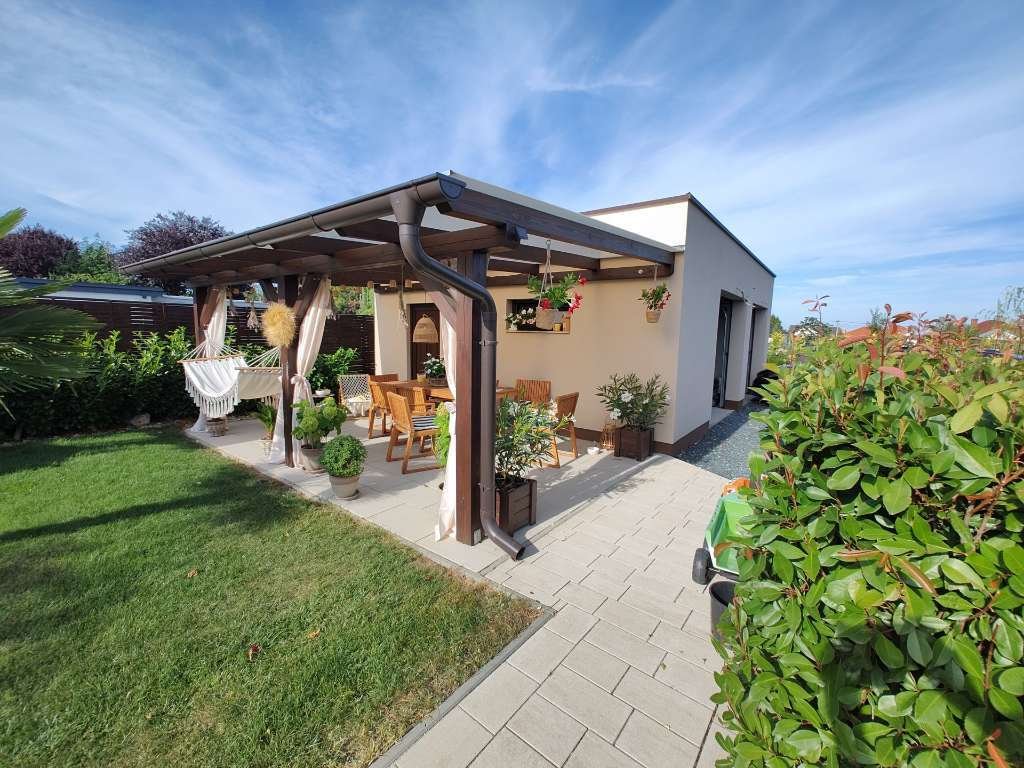 Moderne bungalow met dubbele garage in Ják