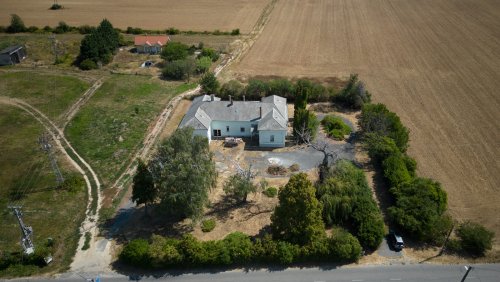 (ACA) Historische Villa am Rande des Balaton möchte aus dem Dornröschenschlaf erweckt werden (44073)