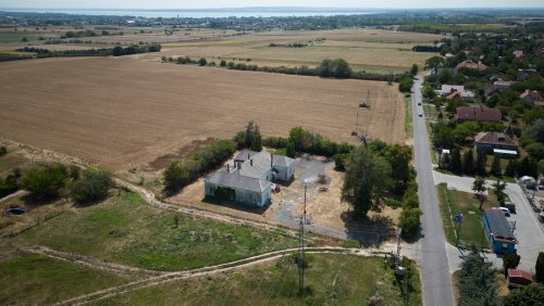 (ACA) Historische Villa am Rande des Balaton möchte aus dem Dornröschenschlaf erweckt werden (44073)