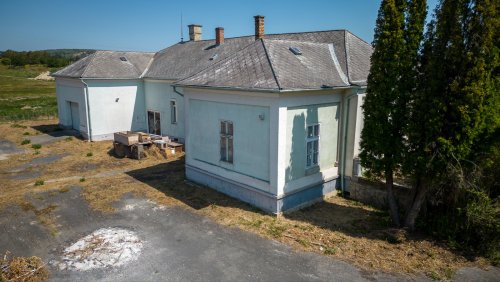 (ACA) Historische Villa am Rande des Balaton möchte aus dem Dornröschenschlaf erweckt werden (44073)