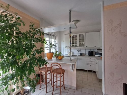 Erstbezug nach Renovierung im Zentrum: Möblierte Wohnung im ersten Stock (KK002)