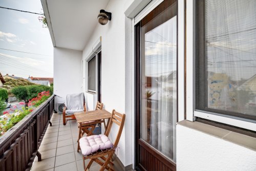 Erstbezug nach Renovierung im Zentrum: Möblierte Wohnung im ersten Stock (KK002)