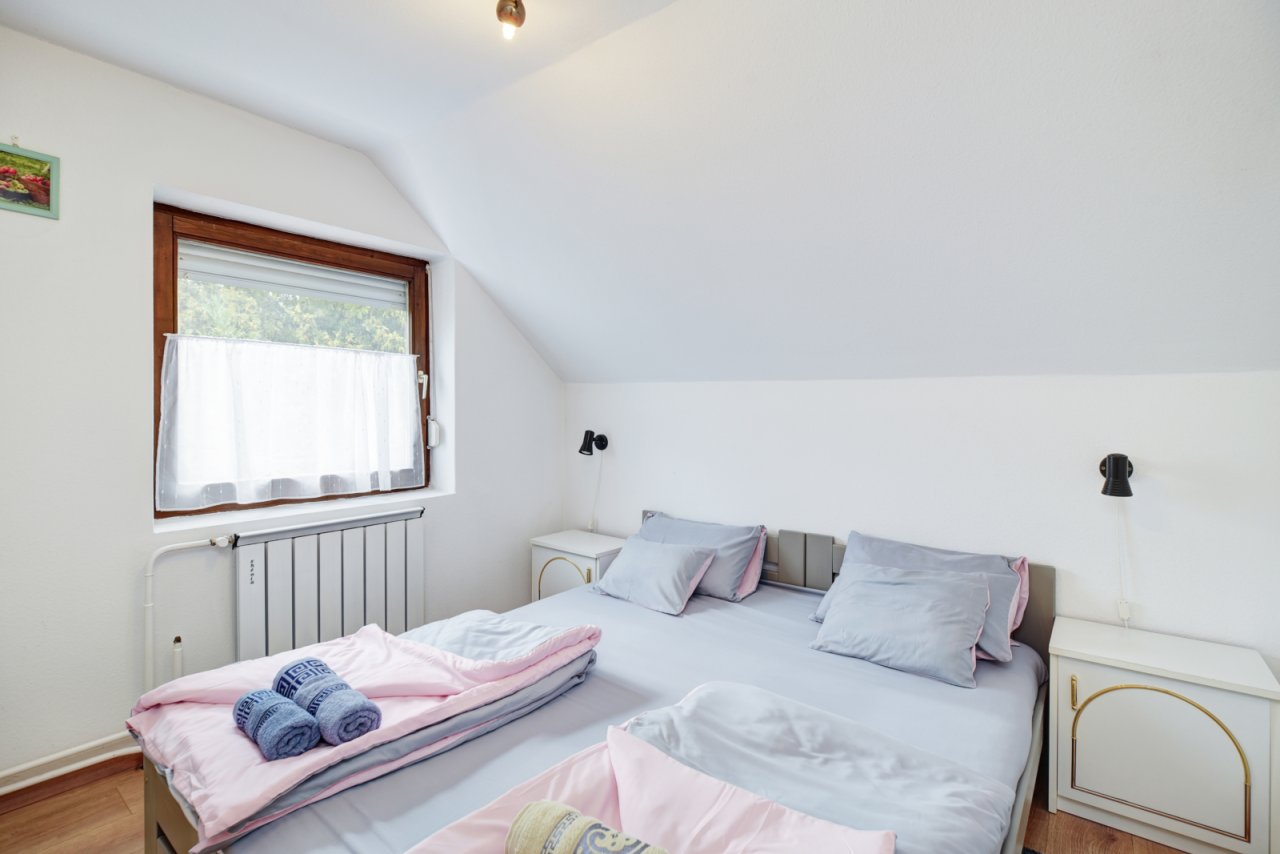 (AAA) Erstbezug nach Renovierung im Zentrum: Möblierte Wohnung im zweiten Stock (KK003)