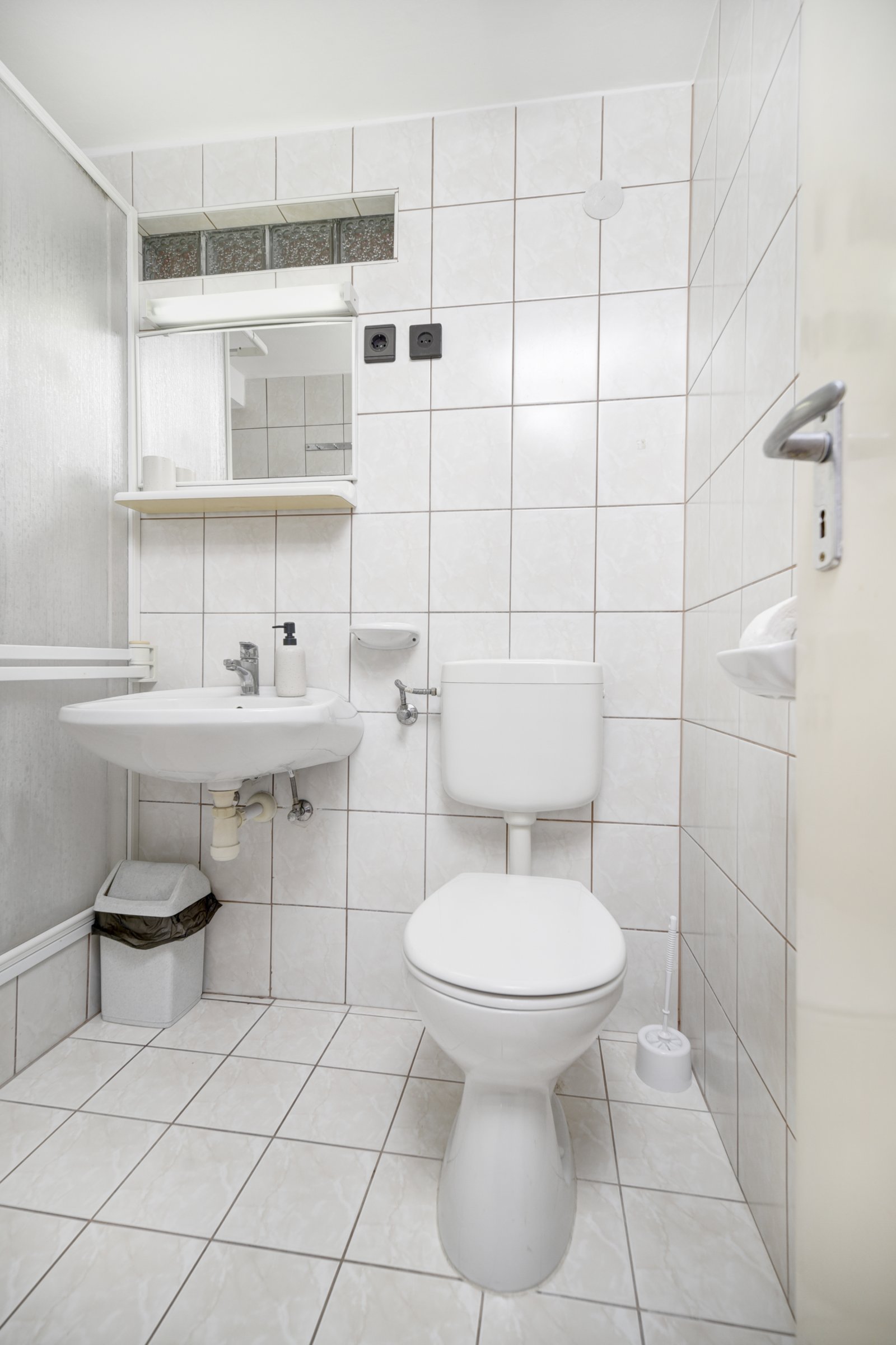 (AAA) Erstbezug nach Renovierung im Zentrum: Möblierte Wohnung im zweiten Stock (KK003)