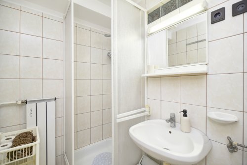 (AAA) Erstbezug nach Renovierung im Zentrum: Möblierte Wohnung im zweiten Stock (KK003)