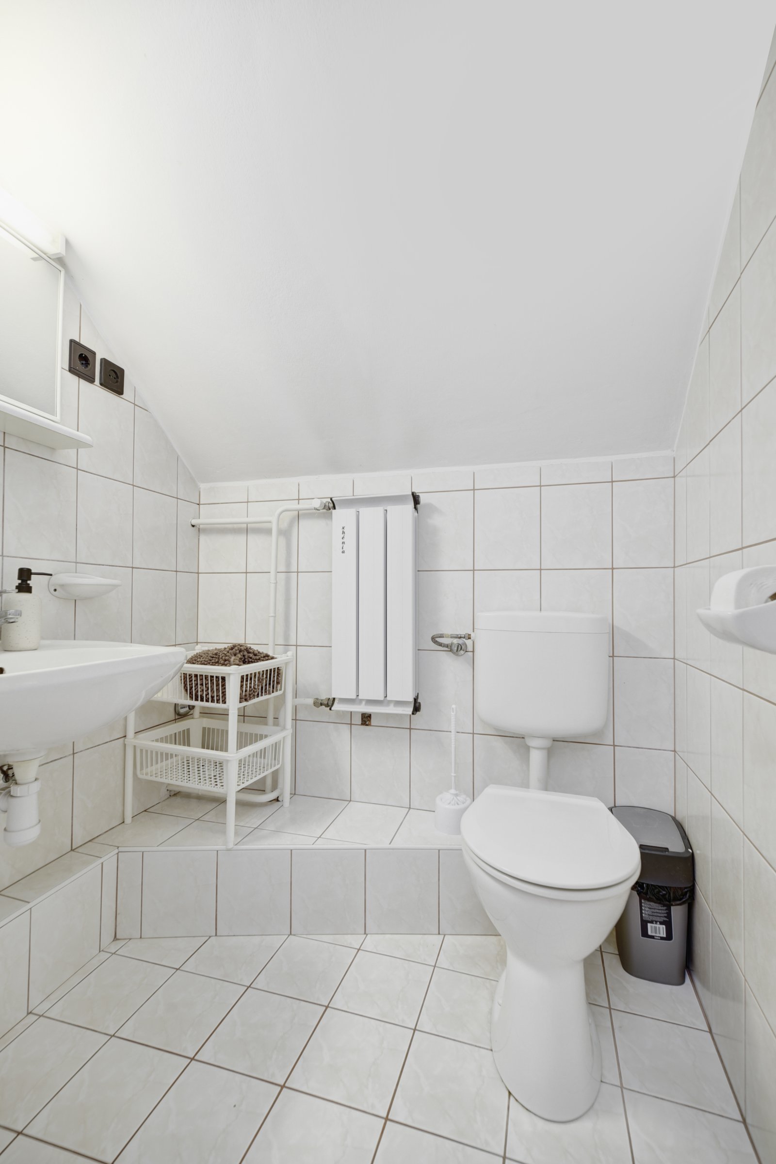 Newly renovated furnished apartment on the 2nd floor of a three-story detached house in the city center