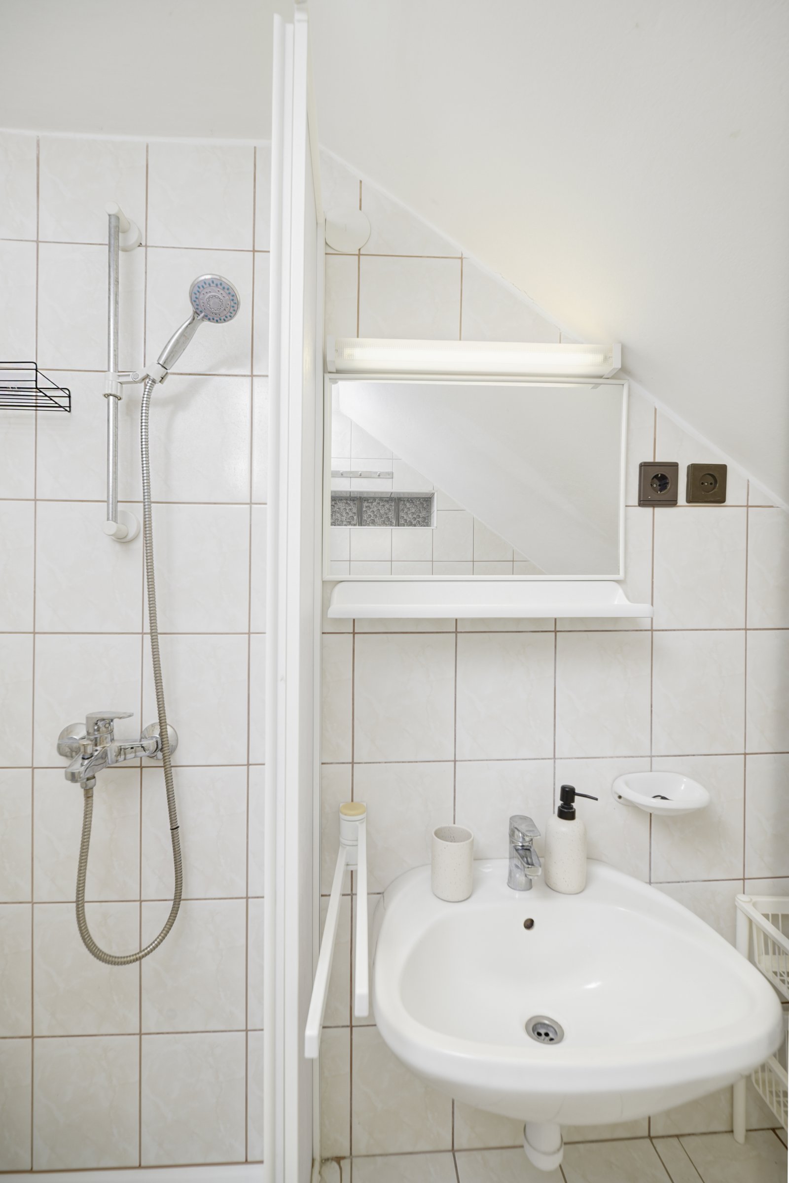 (AAA) Erstbezug nach Renovierung im Zentrum: Möblierte Wohnung im zweiten Stock (KK003)