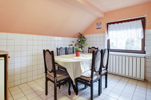 (AAA) Erstbezug nach Renovierung im Zentrum: Möblierte Wohnung im zweiten Stock (KK003)