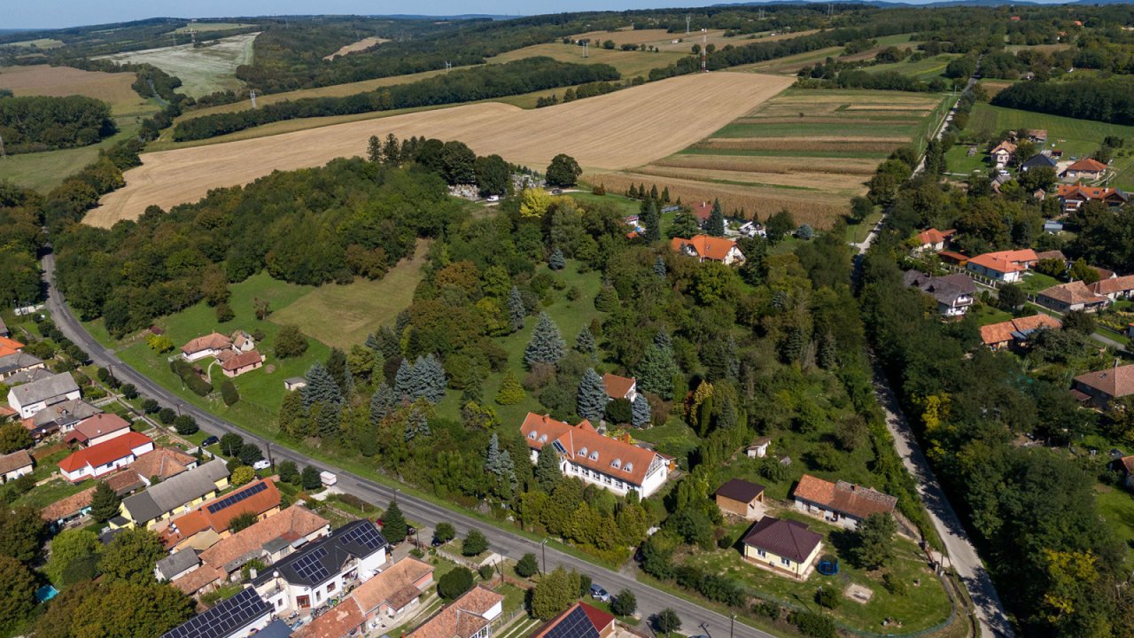 (AAA) Historisches Gebäude als Atelier, Seminarhaus oder großes Wohnhaus (AAA) (33852)