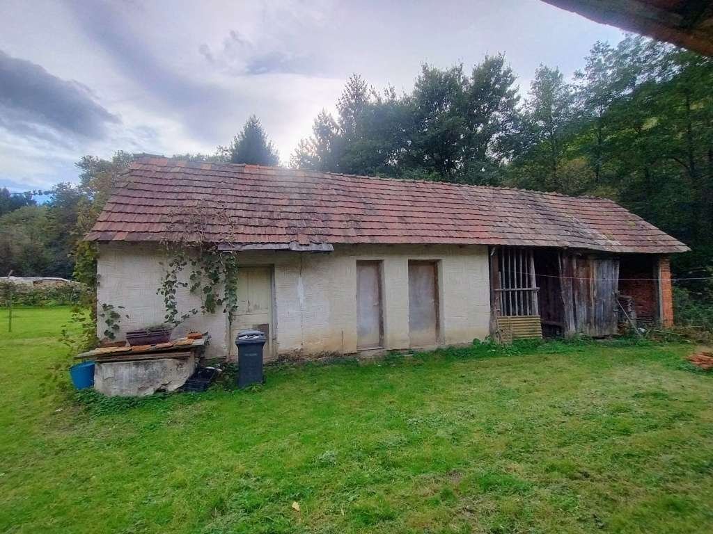 Renovierungsbedürftiges  Haus in ruhiger, harmonischer Umgebung bei Österreich (ACA)