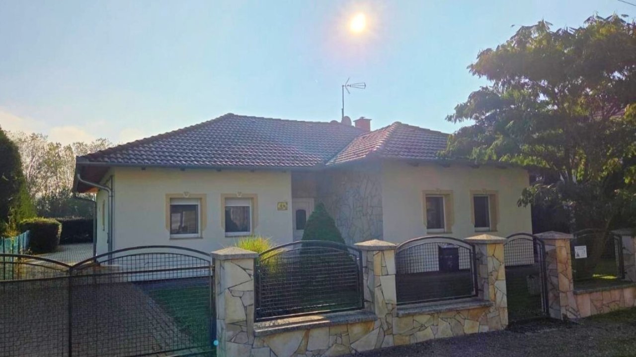 Exklusives und Gepflegtes Familienhaus in ruhiger, zentraler Lage Nähe Balaton (IB25204)