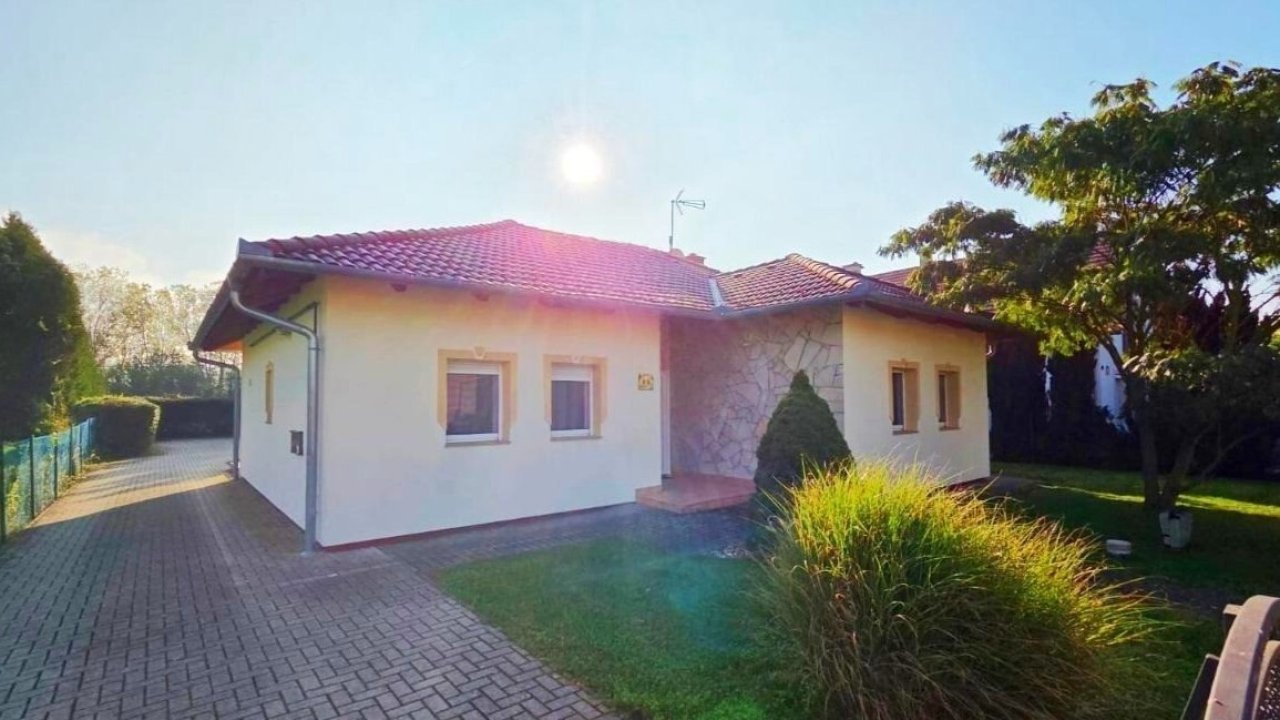 Exklusives und Gepflegtes Familienhaus in ruhiger, zentraler Lage Nähe Balaton (IB25204)