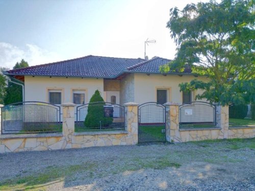Exklusives und Gepflegtes Familienhaus in ruhiger, zentraler Lage Nähe Balaton (IB25204)