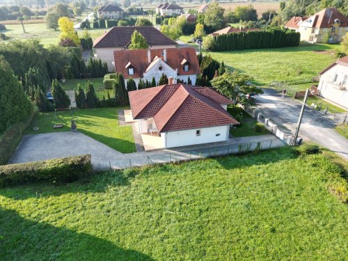 Exklusives und Gepflegtes Familienhaus in ruhiger, zentraler Lage Nähe Balaton (IB25204)