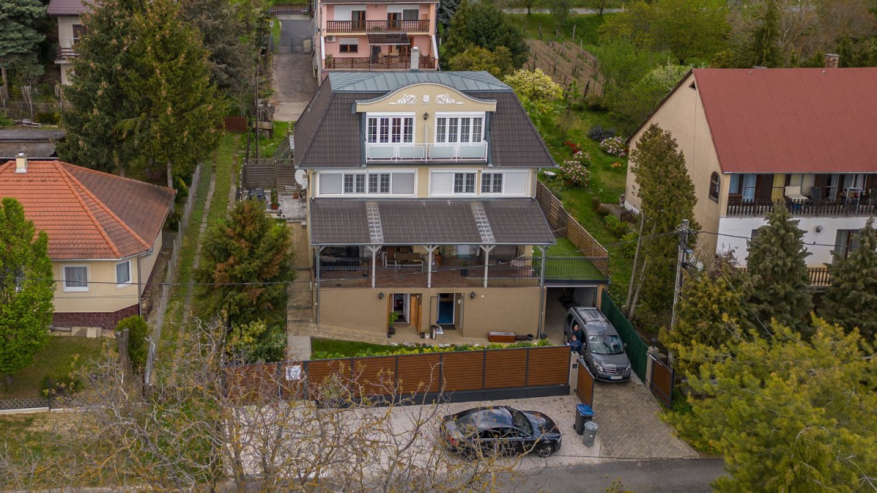 (AAA) Großes Stadthaus mit Balaton-Panorama und Geschäftsmöglichkeiten (33561)