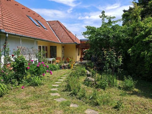 (ABA) Sehr geräumiges Haus in ruhiger, grünen Wohngegend (RV017)