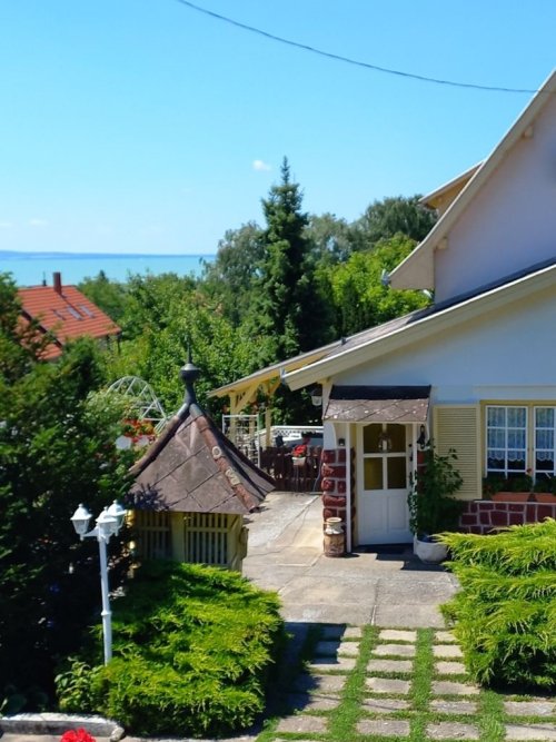 (AAA) Einzigartiges Haus am Nordufer des Balatons mit Pool (EH008)