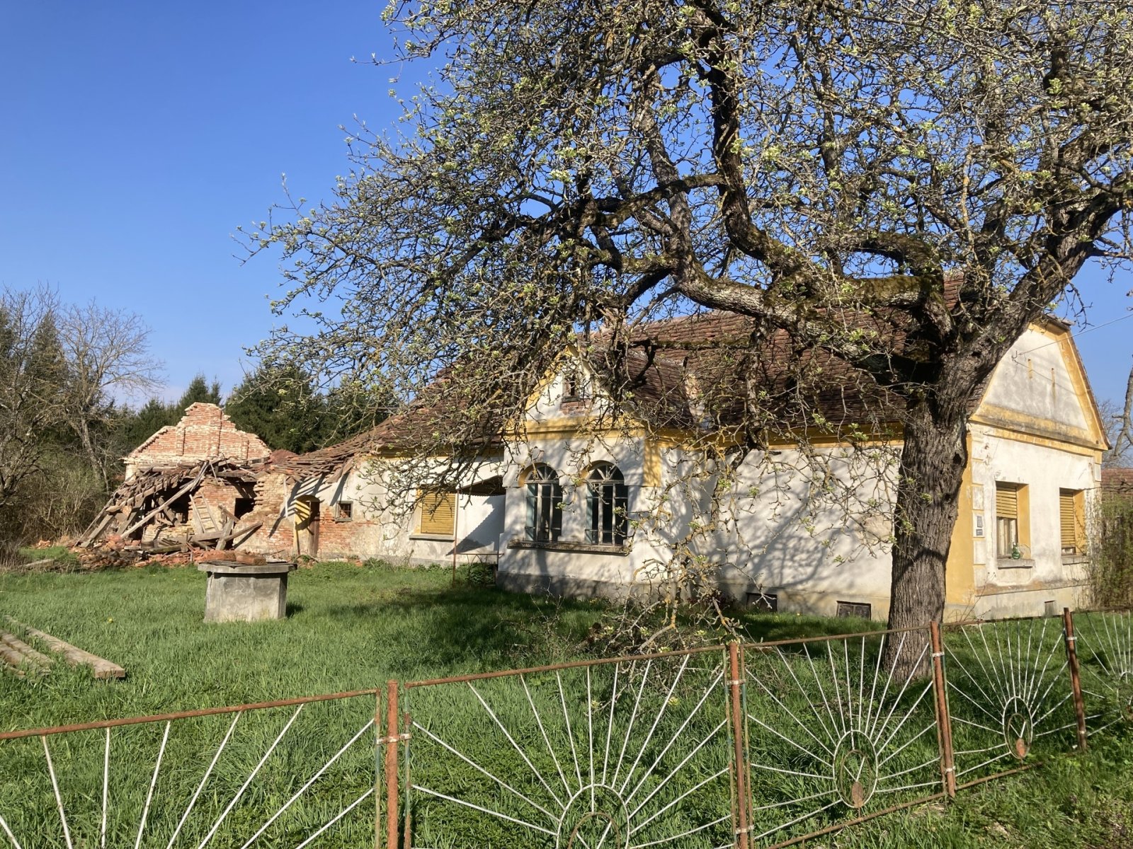 (ACA) Renovierungsbedürftiges Haus mit großem Grundstück & Scheune