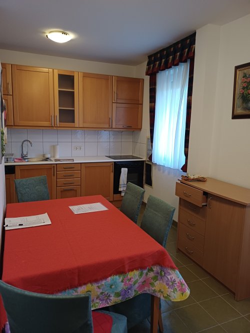 (AAB) Renovierte, möbilierte Wohnung im ersten Stock (KK025)