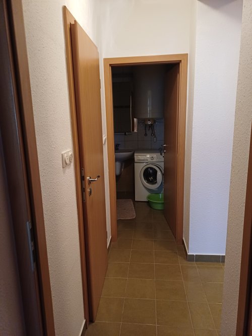 (AAB) Renovierte, möbilierte Wohnung im ersten Stock (KK025)