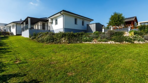 (AAA) Bungalow mit Panoramablick auf den Balaton (33500)