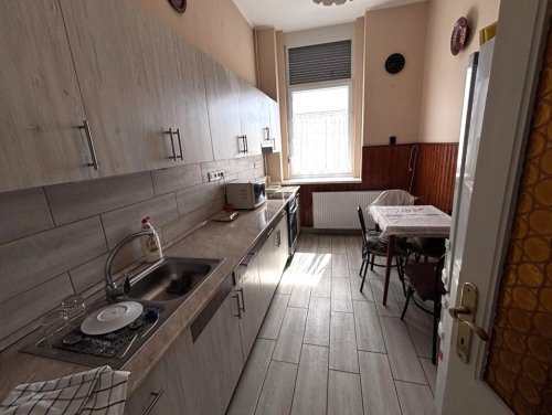 (BBB) Geräumige, helle und renovierte Maisonette-Wohnung (HIL06)